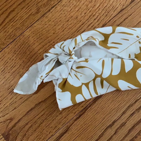 Leaf off the shoulder top NWOT - Picture 2 of 5